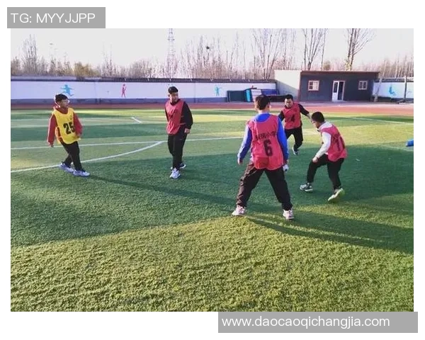 孩子模仿足球明星动作展现运动激情引发校园运动热潮