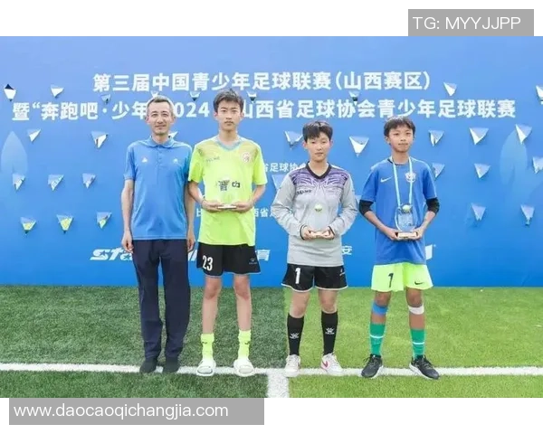 校园足球星光闪耀 青少年球员崭露头角引领未来足球新风潮