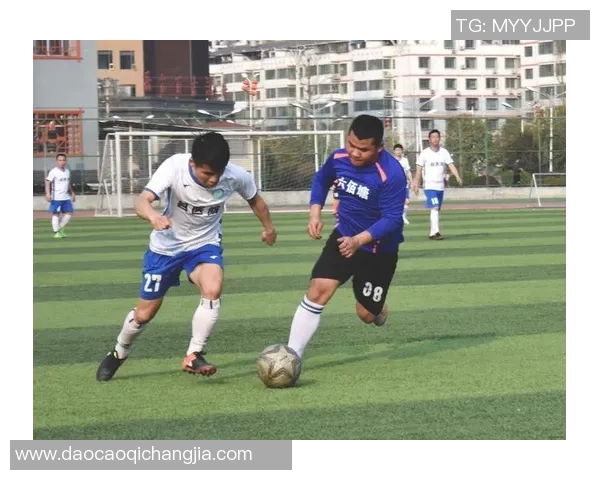 球场闪耀之星 足球短袖球员风采大揭秘